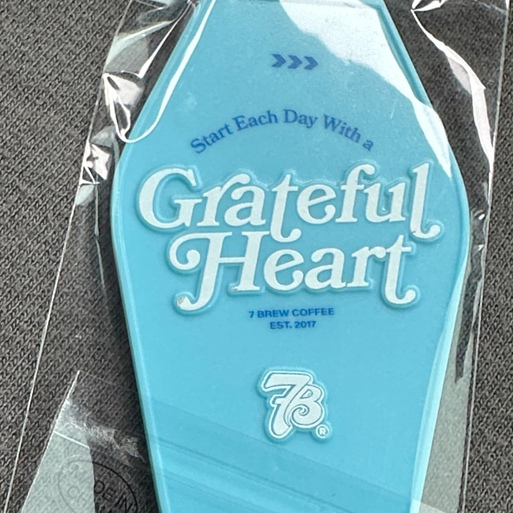 7 Brew Grateful Heart Blue Keychain -